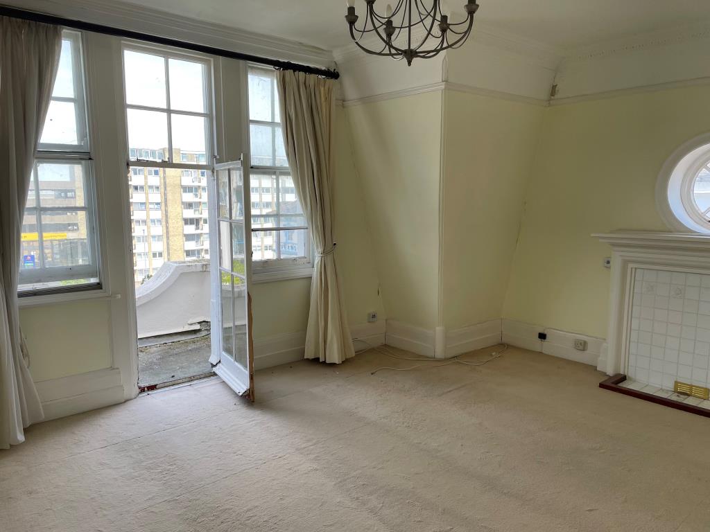 Lot: 96 - SPACIOUS MANSION FLAT IN TOWN CENTRE - living room with sun balcony
